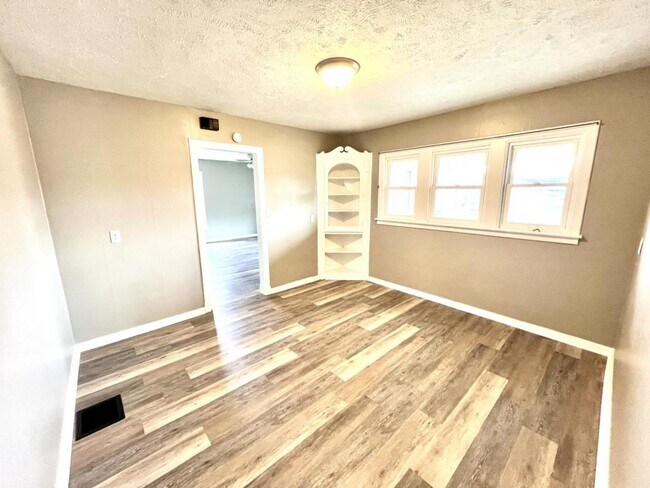 Building Photo - 252 Coovert St