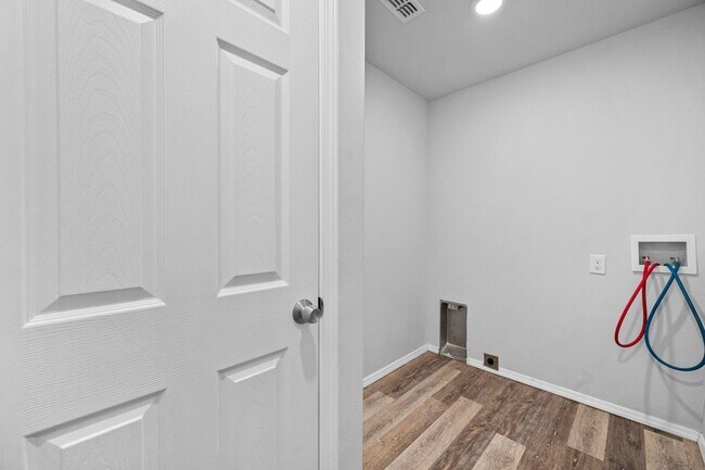 Building Photo - 5609 Jarvis St