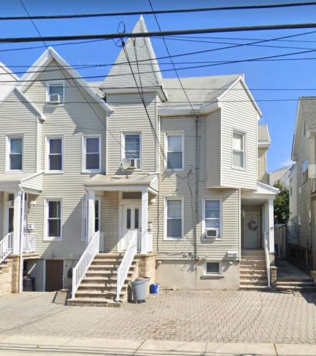 Building Photo - 43 E 35th St