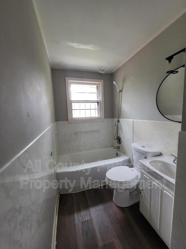 Building Photo - 490 Hall St