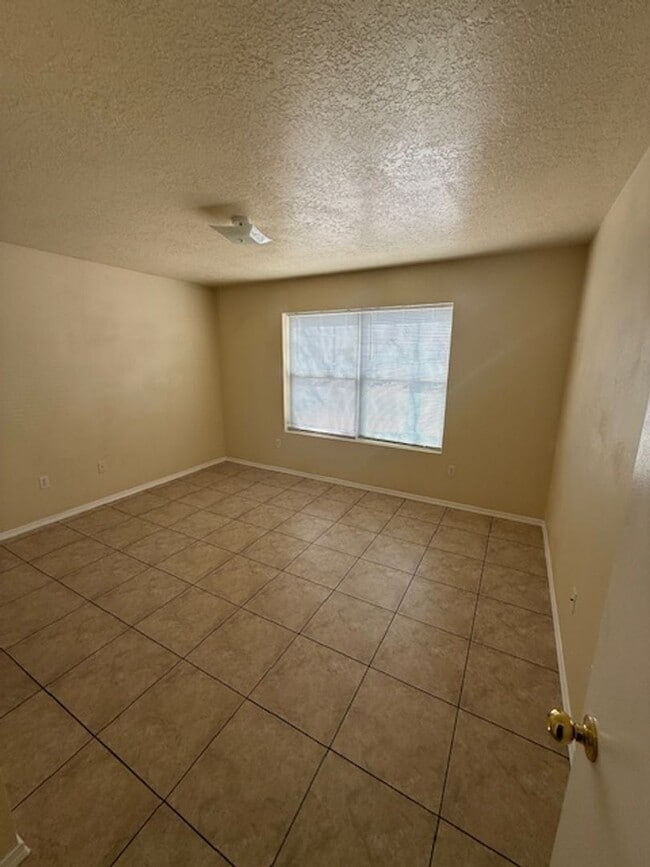 Building Photo - Beautiful Southwest Location 3 bedroom 2 bath 2 car garage