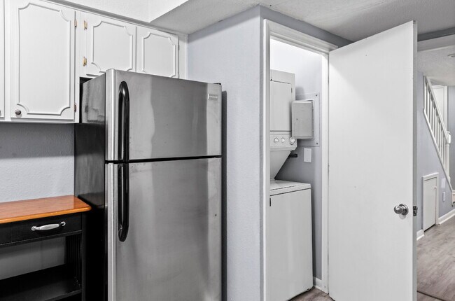 Building Photo - "Charming 2-Bed Condo in Greensboro with S...