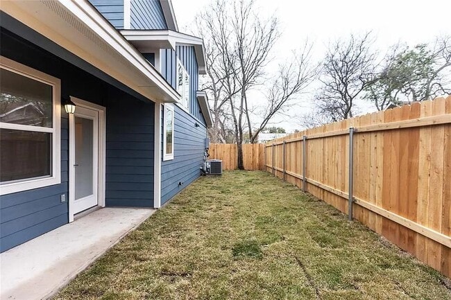 Building Photo - 409 W 35th St