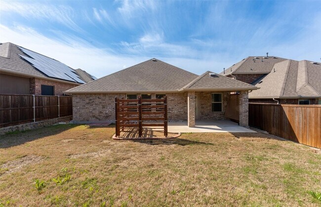 Building Photo - 716 Bluebird Way