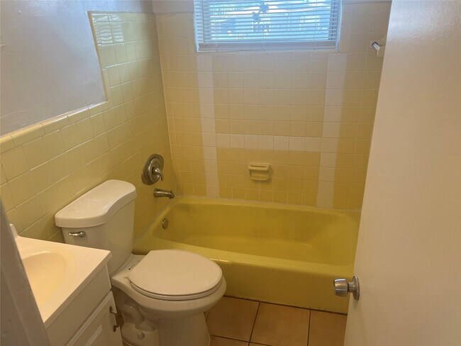 Building Photo - 1410 Ave