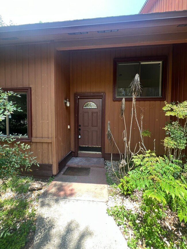 Building Photo - Spacious 4-Bedroom Pool Home in Desirable Winter Springs!