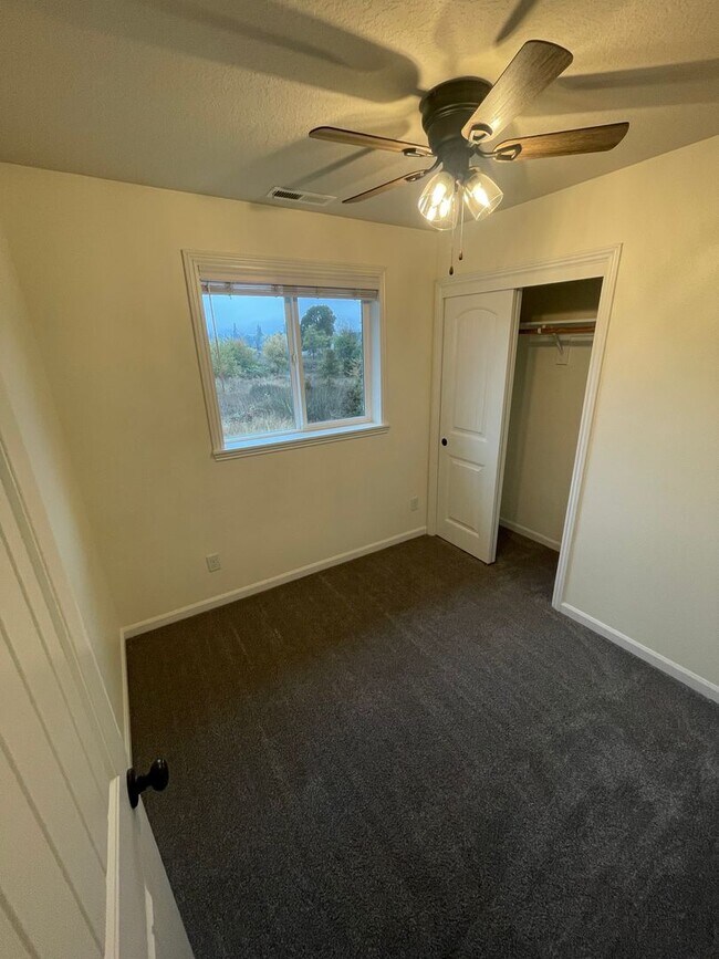 Building Photo - 4 Bedroom House in Jefferson!