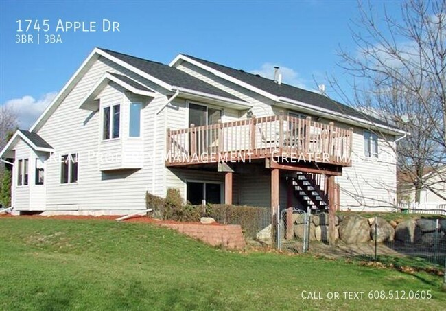 Building Photo - Beautiful split level house rental with 2 ...