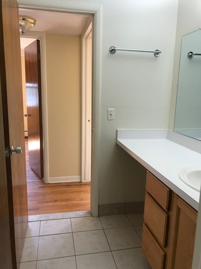 Building Photo - 1221 Island Dr