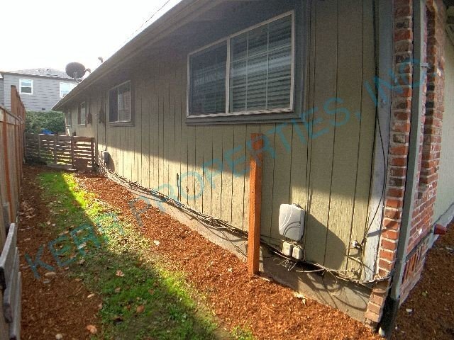 Building Photo - Charming 2-Bed Duplex in Portland's Heart – Cozy 855 Sq Ft!