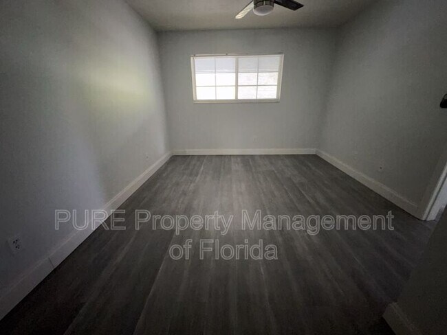 Building Photo - 454 Fairways Cir