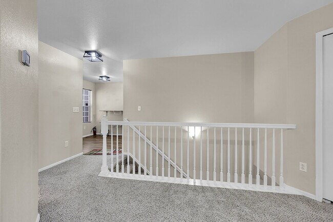 Building Photo - $1,750.00, 4 bed, 3 bath, located in Color...