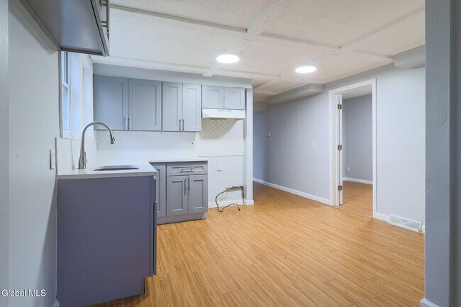 Building Photo - 111 Duane Ave