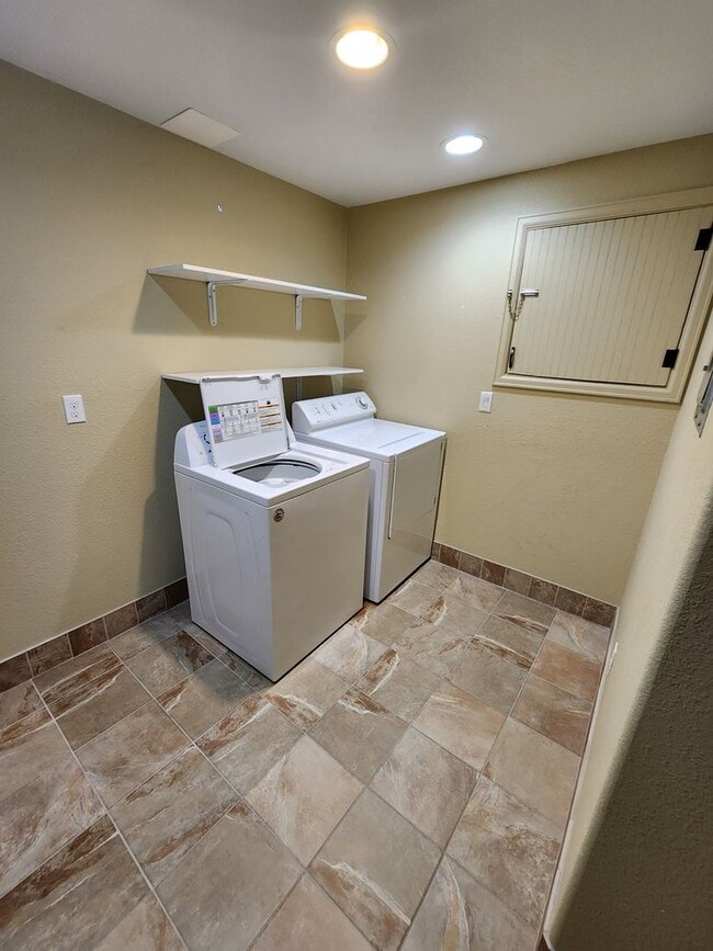 Building Photo - Exquisite Paired Home in Coal Creek Village