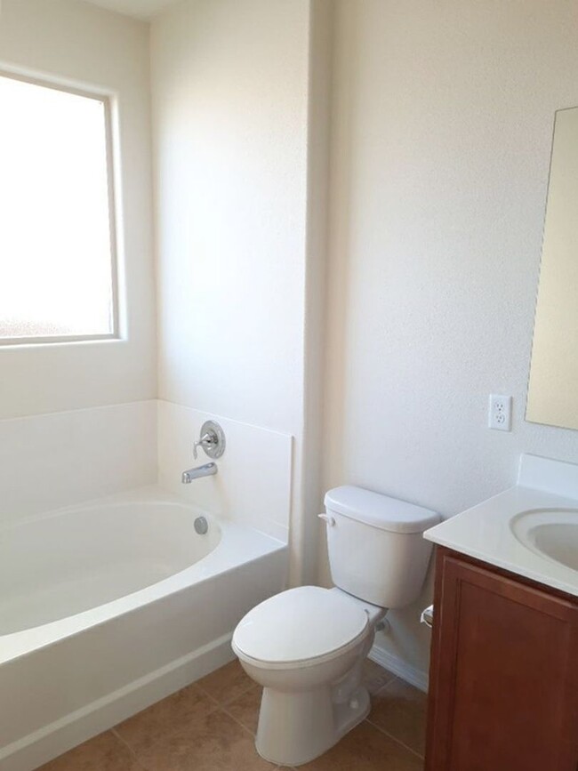 Building Photo - 3 bedroom 2 bathroom home in Rio Rancho! C...