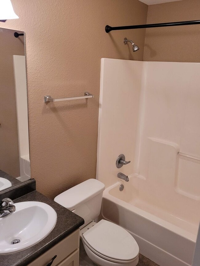 Building Photo - Spacious 3BD/2BA Home Near Moody AFB | Ope...