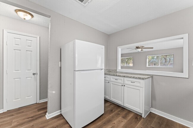 Building Photo - 3034 Akard St