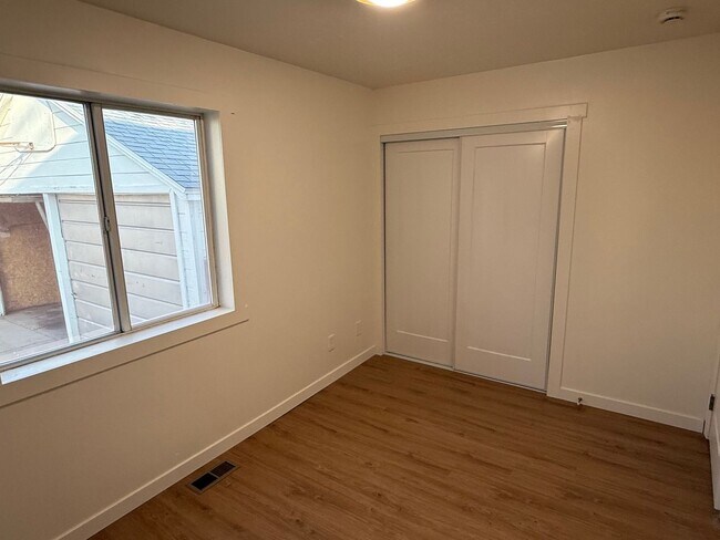 Building Photo - Beautifully remodeled apartment