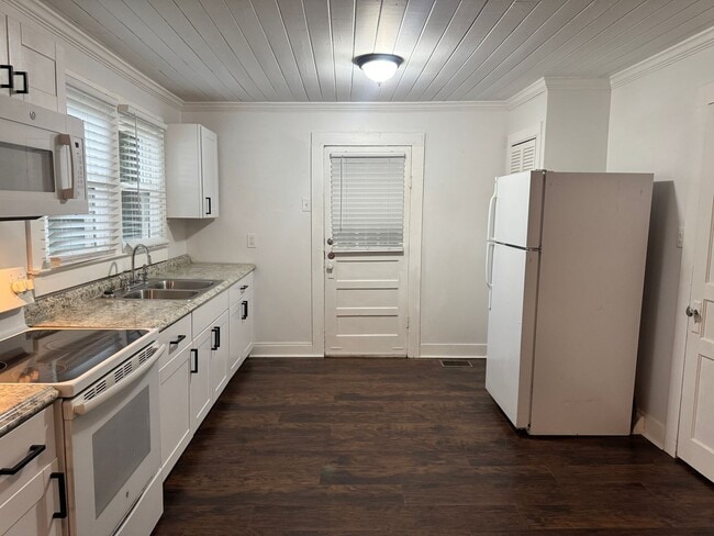 Building Photo - Cute and updated 2 Bedroom, 1 Bathroom House in High Point!