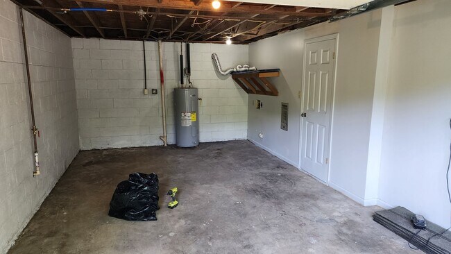 Building Photo - Nice Split Level Home- Ready for you to Call Home Today!