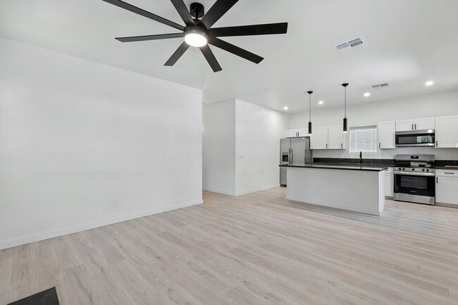 Building Photo - 840 E 6th St