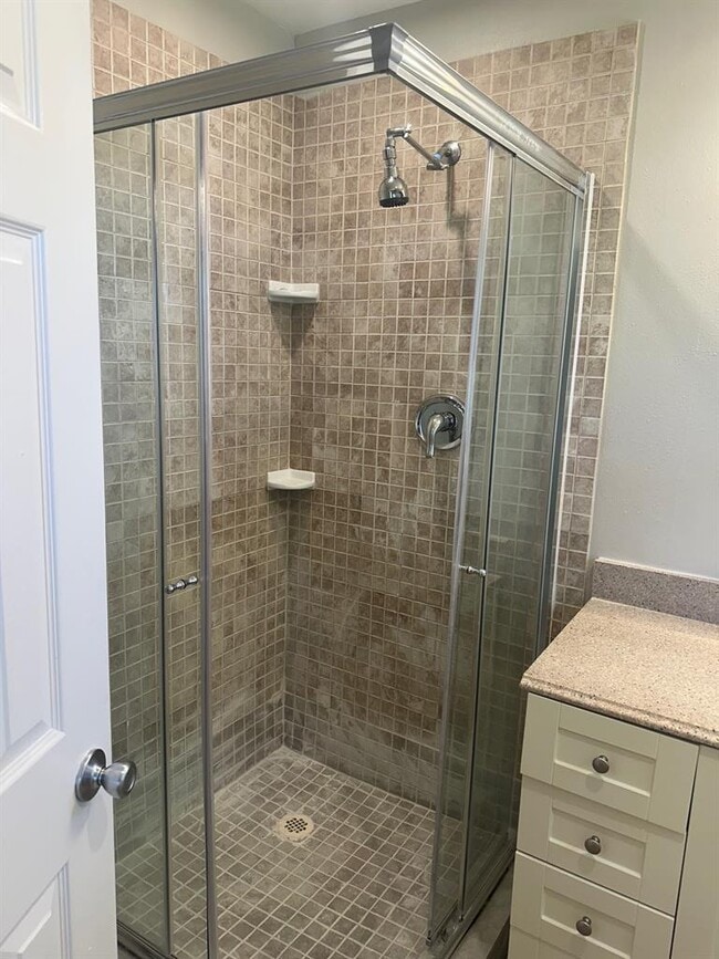 Building Photo - 1102 Serenada Dr