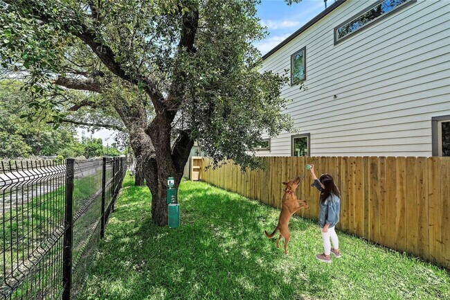 Building Photo - 8430 Vogue Ln