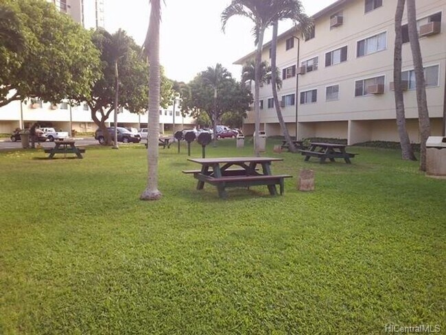 Building Photo - 2 Bed / 1.5 Bath / 1 covered reserved parking - Great Kailua Location!