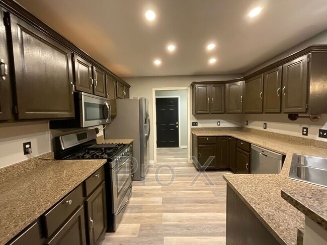 Building Photo - 2430 E Manitou St