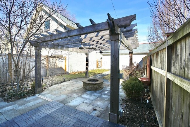 Building Photo - 310 E Beck St