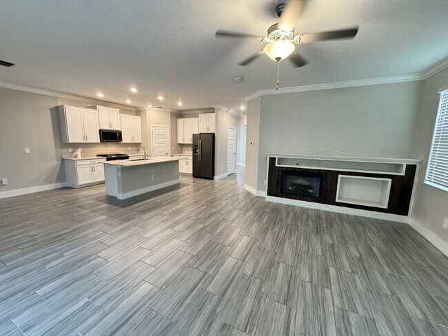 Building Photo - "Spacious 4-Bed Home with Granite Countert...