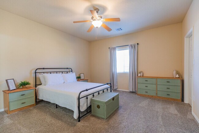 Building Photo - 3 Bed 2 Bath Fully Furnished Home - Pet Fr...