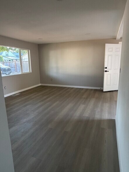 Building Photo - 7563 SE Flavel St