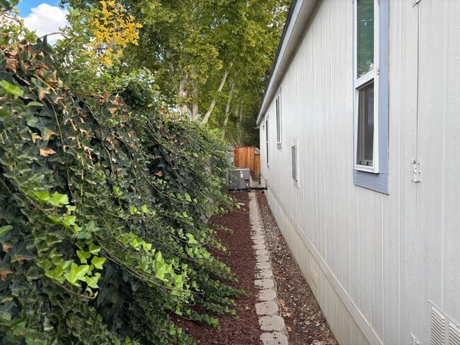 Building Photo - Terrific detached 2/2 Unit with full Priva...