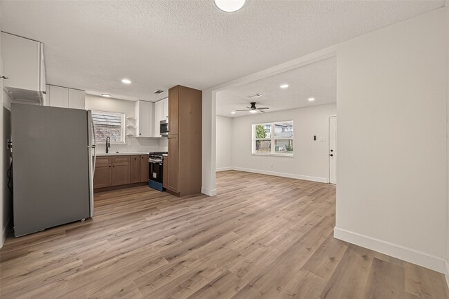 Building Photo - 148 W Whitney St