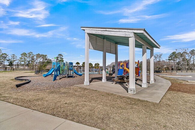 Building Photo - Fully Furnished 3 Bedroom, 2.5 Bathroom Ho...