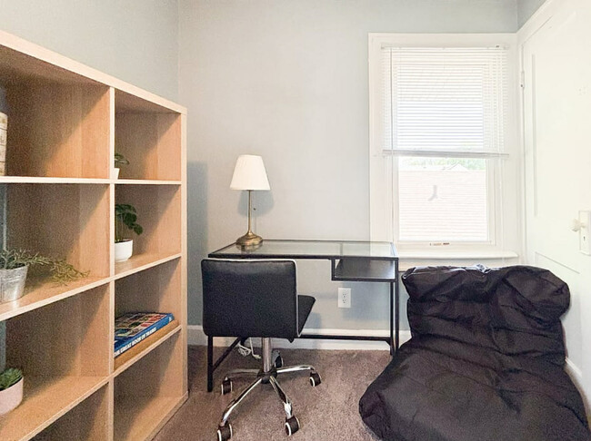 Building Photo - 911 E 49th St