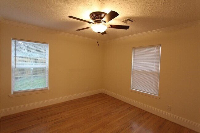 Building Photo - 6529 Schiller St