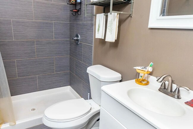 Building Photo - Stylish 3-Bedroom Apartment in Walnut Hill...