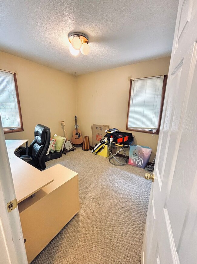 Building Photo - Great crystal home with huge fenced in bac...