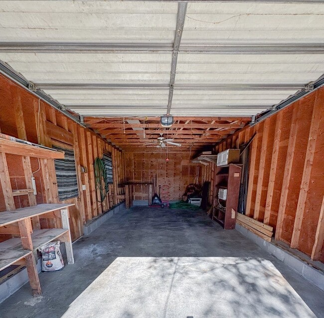 Building Photo - PET FRIENDLY 3 BED/ 2 BATH WITH GARAGE