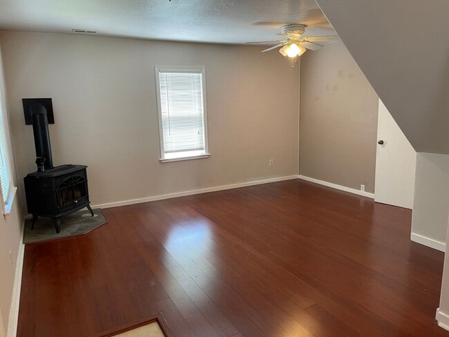 Building Photo - Adorable bungalow with large private yard