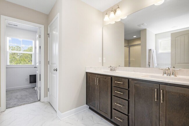 Building Photo - Elegant Home in Oyster Landing