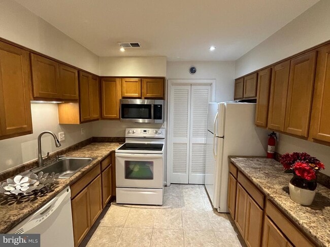 Building Photo - 12701 Pinecrest Rd