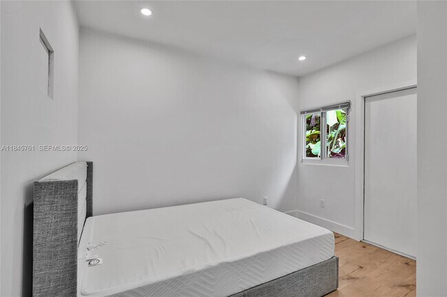 Building Photo - 21 NE 48th St