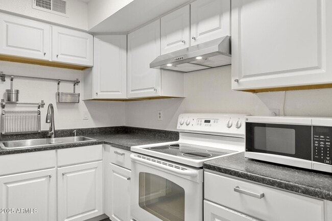 Building Photo - 6013 N 79th St