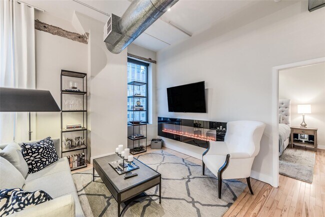 Building Photo - 705 Main St