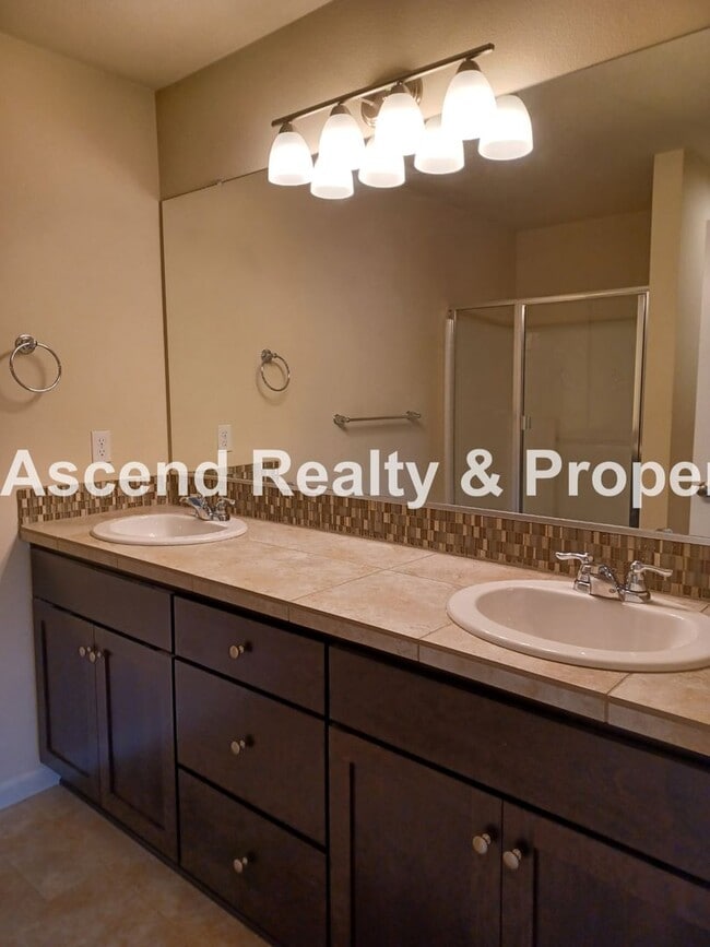 Building Photo - 3 Level End Unit Townhome with Newer Carpe...