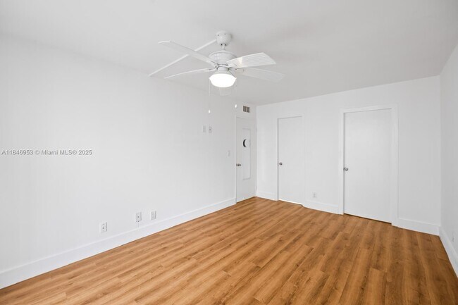 Building Photo - 1440 Brickell Bay Dr