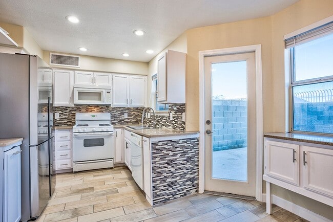 Building Photo - Fantastic 3 bed condo